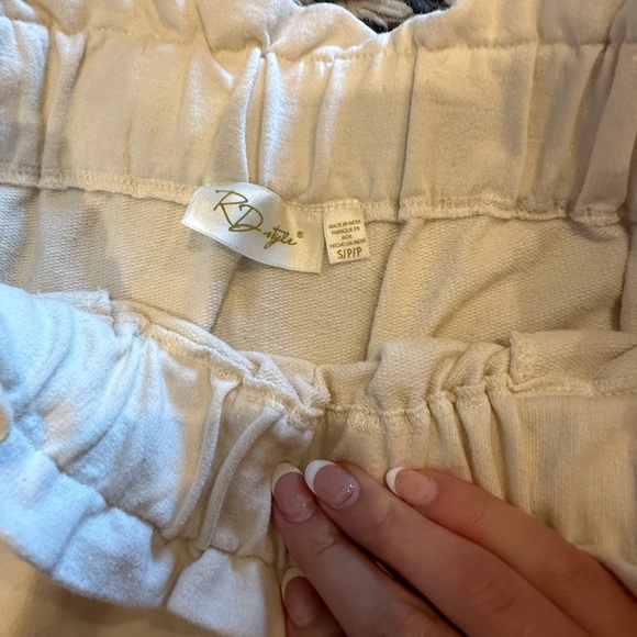 White skirt - Picture 2 of 2